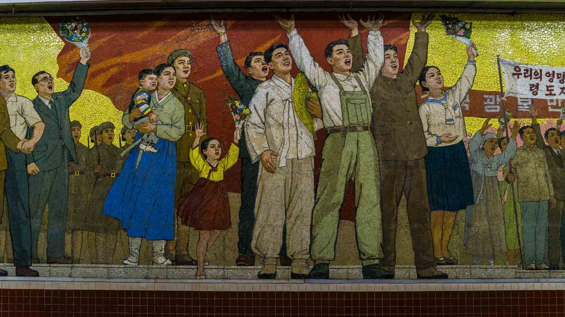 A Red Superhero in North Korea Enrico Pescantini pyongyang subway metro 6