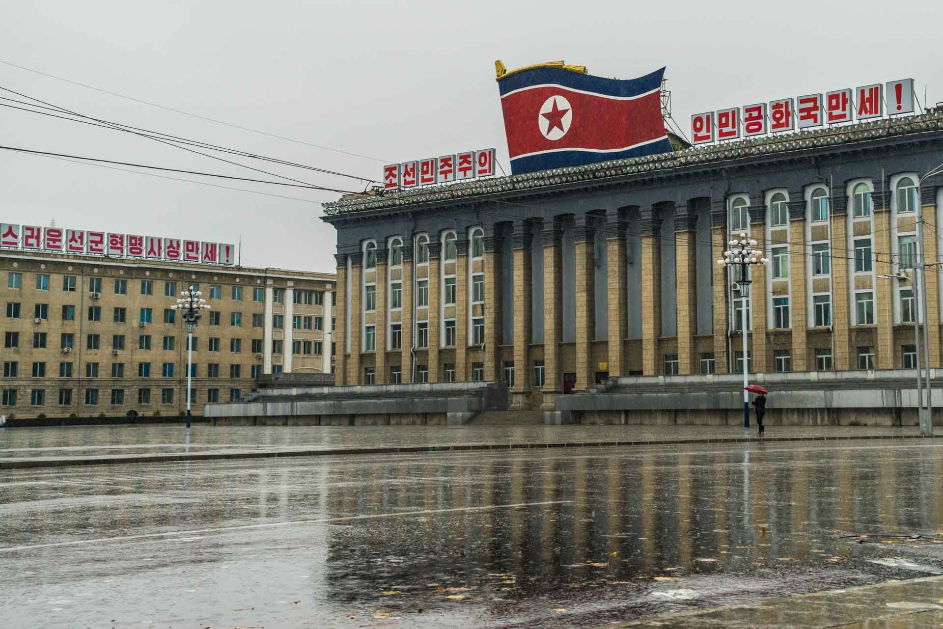 A Red Superhero in North Korea Enrico Pescantini pyongyang Kim Il-sung Square