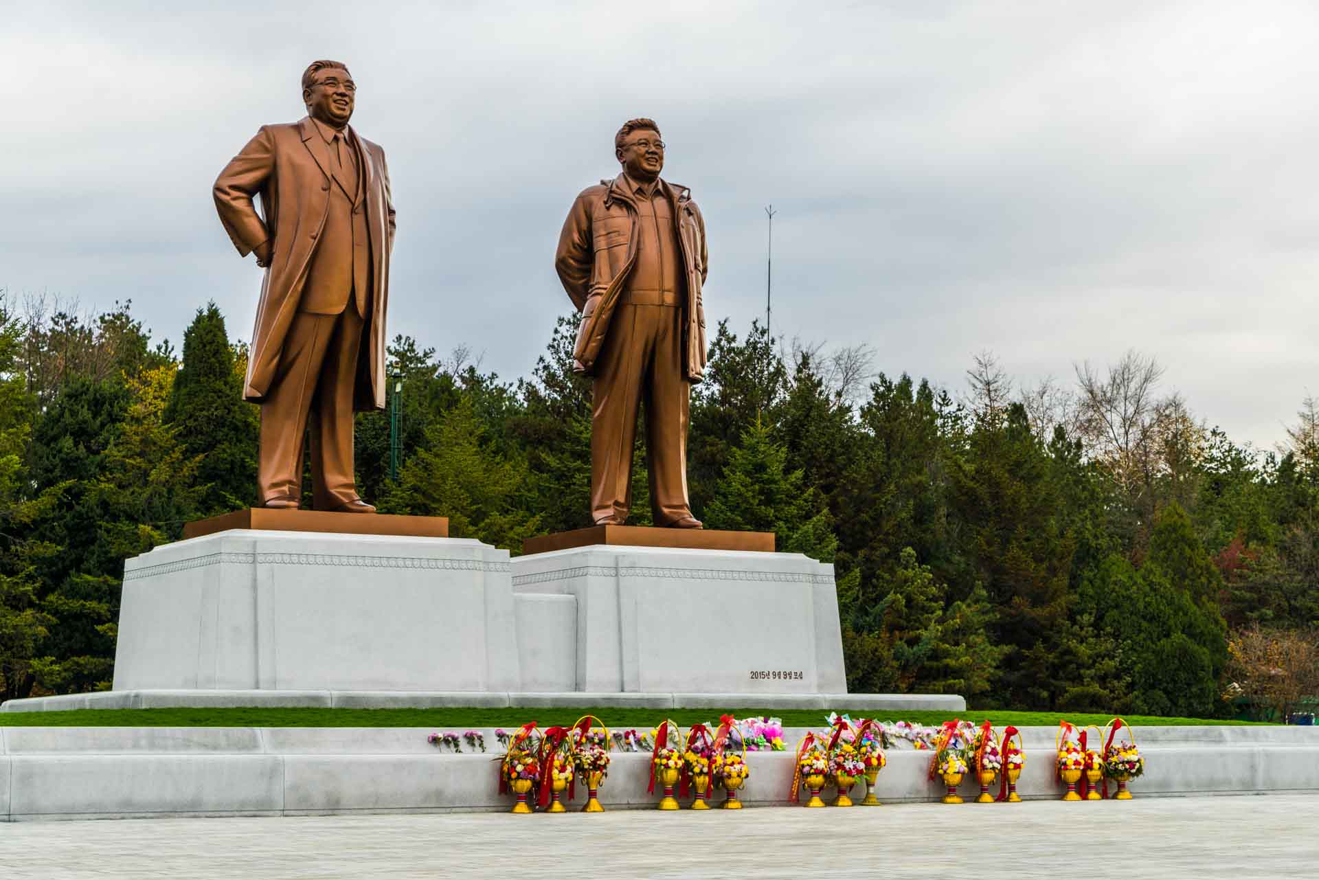 A Red Superhero in North Korea Enrico Pescantini kim monuments