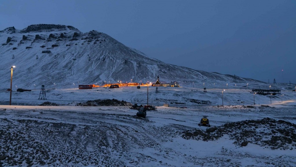 svalbard longyearbyen blue light