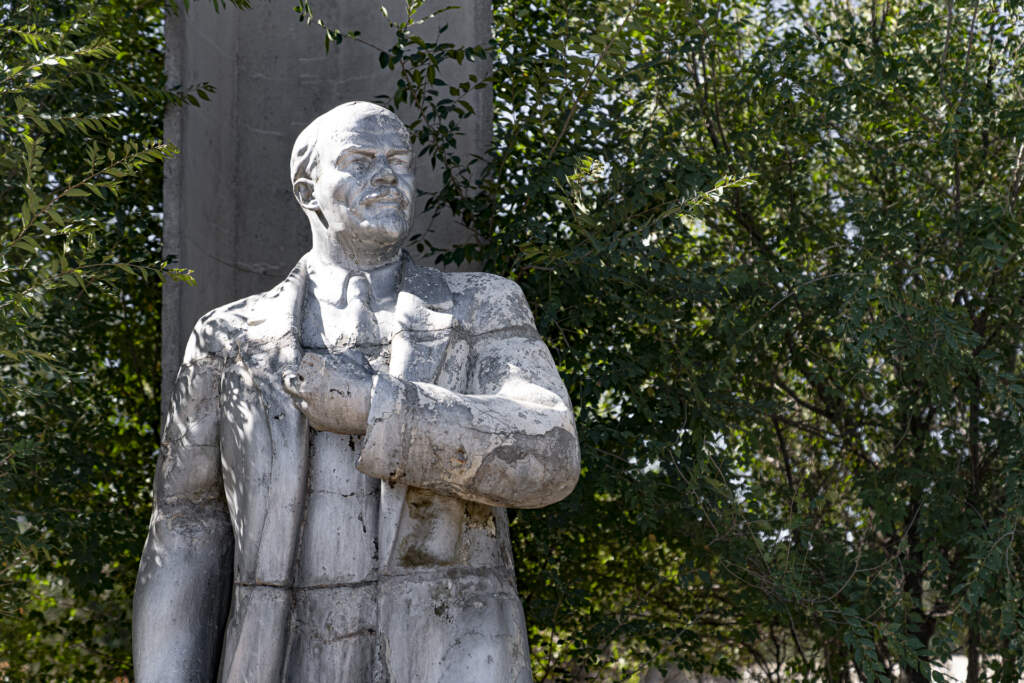 lenin statue